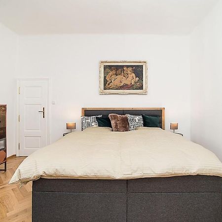 Newly Renovated 1-Bed Apartment At Charles Bridge Praga Exterior foto