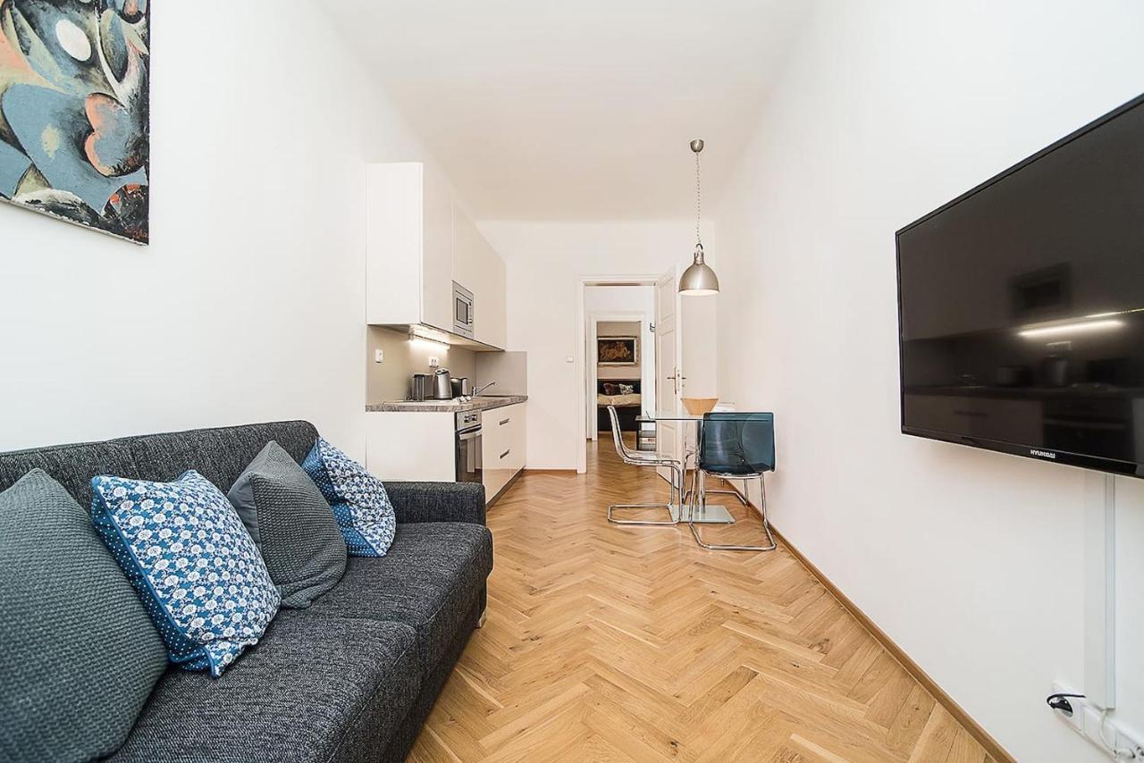 Newly Renovated 1-Bed Apartment At Charles Bridge Praga Exterior foto