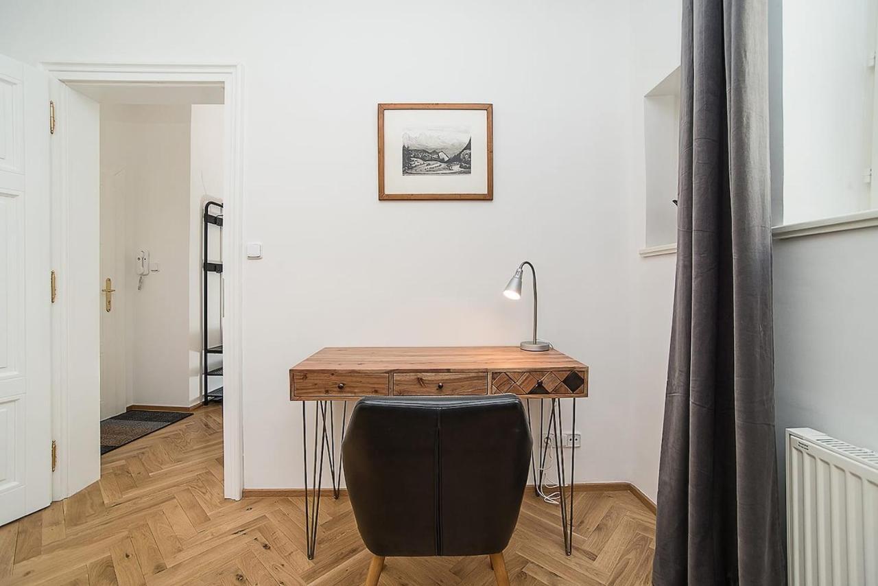 Newly Renovated 1-Bed Apartment At Charles Bridge Praga Exterior foto